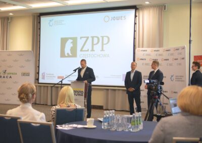 Kierownik JOWES i prezes ARR oraz prezydent Miasta Częstochowy Krzysztof Matyjaszczyk stoją na scenie i otwierają konferencję.