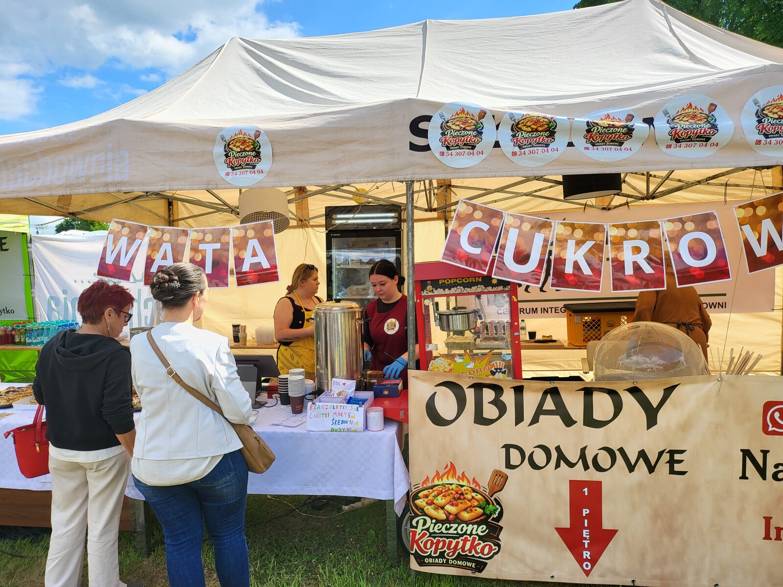 Stoisko Pieczonego Kopytka z&nbsp;watą cukrową podczas pikniku
