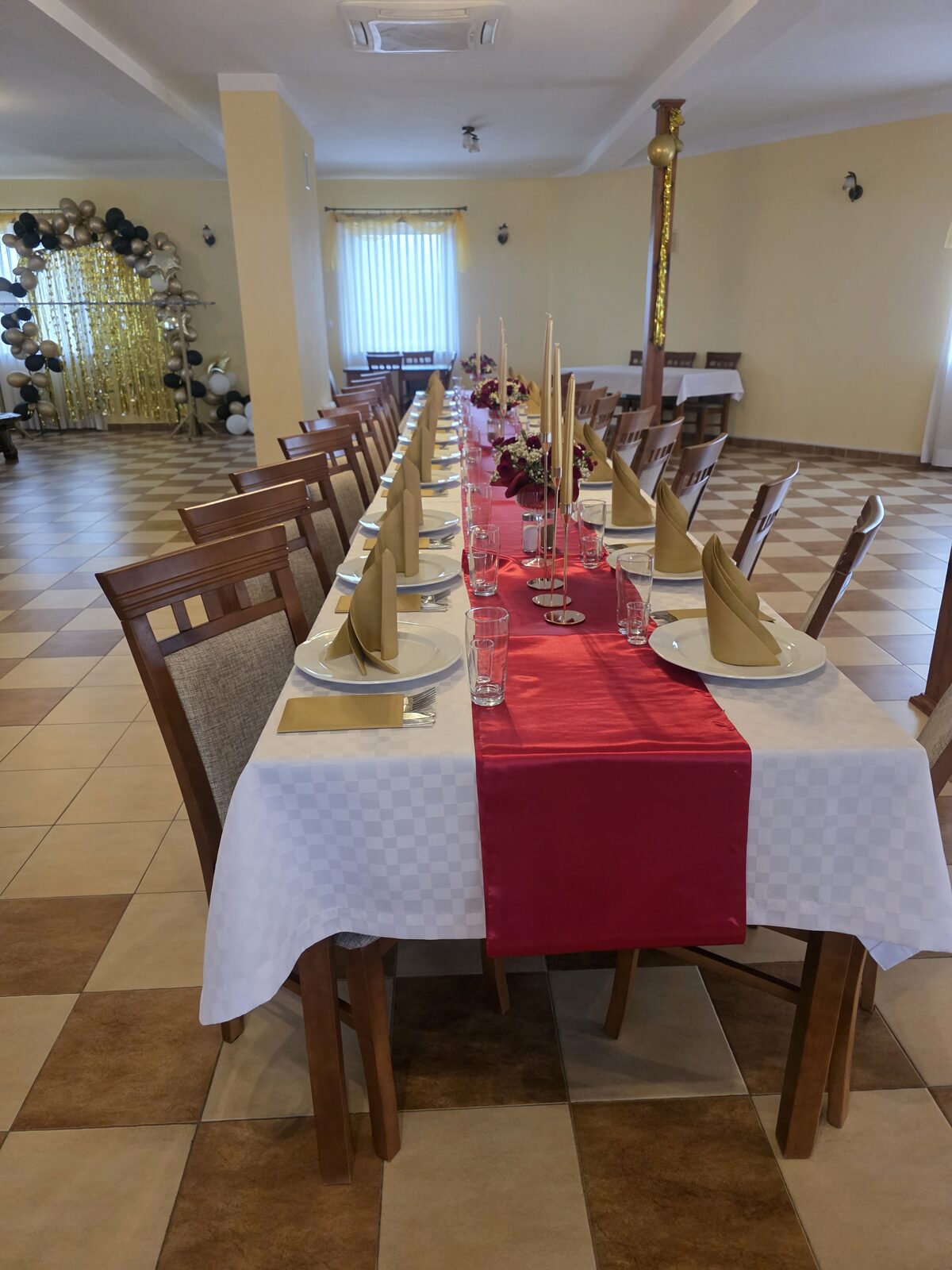 Sala restauracji Pieczone Kopytko przygotowana na&nbsp;uroczystość